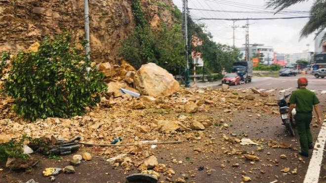 Sạt lở núi ở Quy Nhơn khiến 3 người bị thương: Chi tiền khủng để khắc phục và làm đẹp - 2