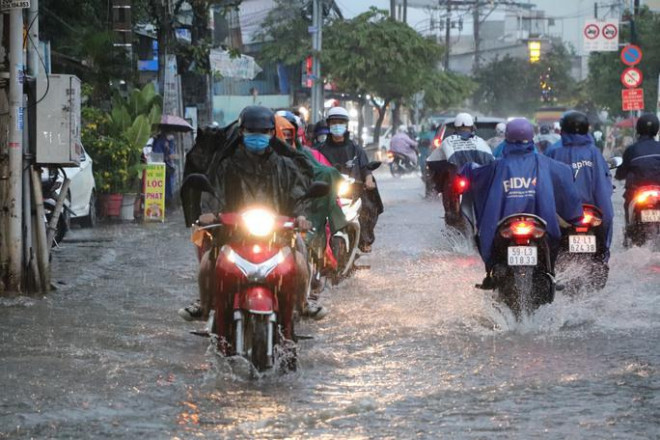 Triều cường kết hợp với mưa lớn gây ngập nước đường Trần Xuân Soạn (quận 7, TP HCM). Ảnh: ANH VŨ
