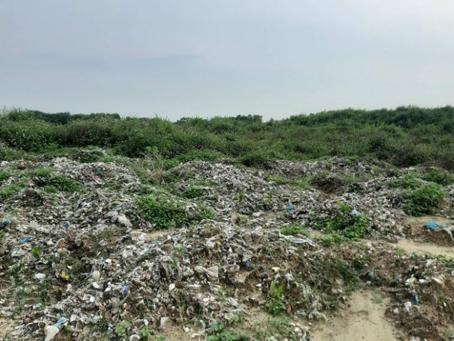 Khu vực bãi rác không một bóng người.