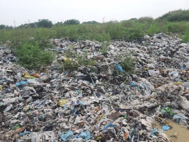 Rác thải đủ các loại chất cao nhiều mét bị "bỏ quên" nhiều năm.