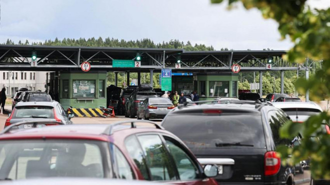Dòng xe làm thủ tục lưu thông tại biên giới Nga-Phần Lan. EU đang tính toán áp lệnh cấm thị thực với công dân Nga. Ảnh: TASS