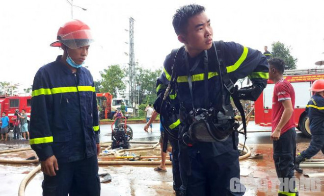 Lực lượng chữa cháy đeo bình khí, mặt nạ tiếp cận đám cháy với quyết tâm khống chế đám cháy trong thời gian sớm nhất.