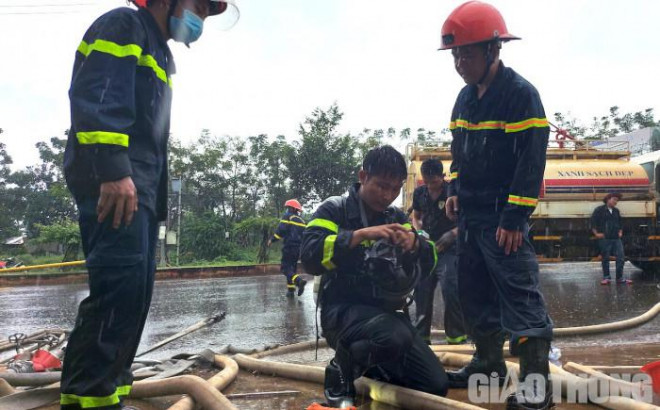 Lực lượng chữa cháy dầm mưa, tiếp cận hiện trường. Ảnh: N.H