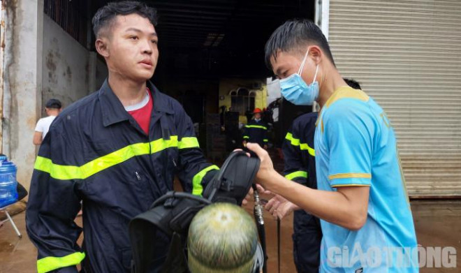 Một chiến sĩ bị kiệt sức sau khi tiếp cận, bảo vệ tài sản của người dân được. Ảnh: N.H