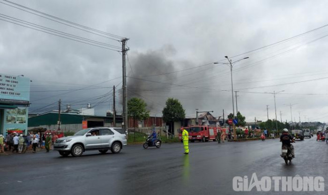 Lực lượng CSGT phân luồng giao thông, phục cho công tác cứu hỏa. Ảnh: N.H