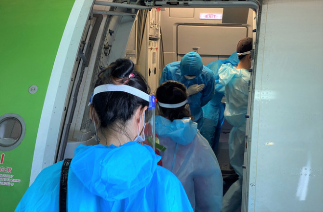 Công dân Thanh Hóa lên máy bay về quê tránh dịch