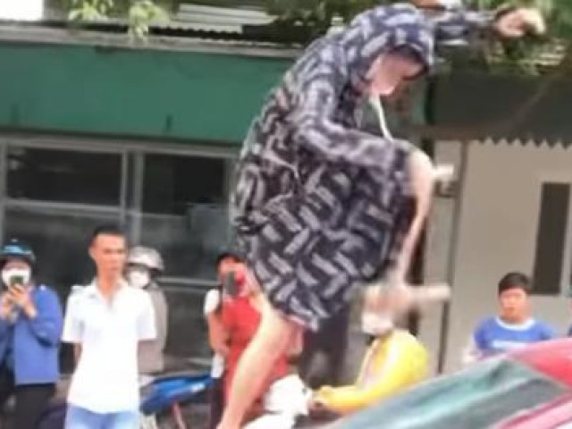 Pháp luật - Xôn xao clip người phụ nữ "tung cước" đạp vỡ kính ôtô, cắn đứt tai cô gái