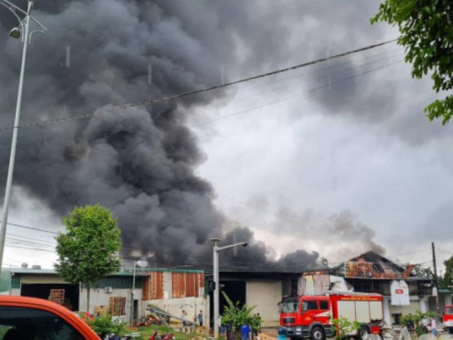 Tin tức trong ngày - Cháy cửa hàng đồ nhựa ở Đắk Lắk, cột khói bốc cao hàng chục mét
