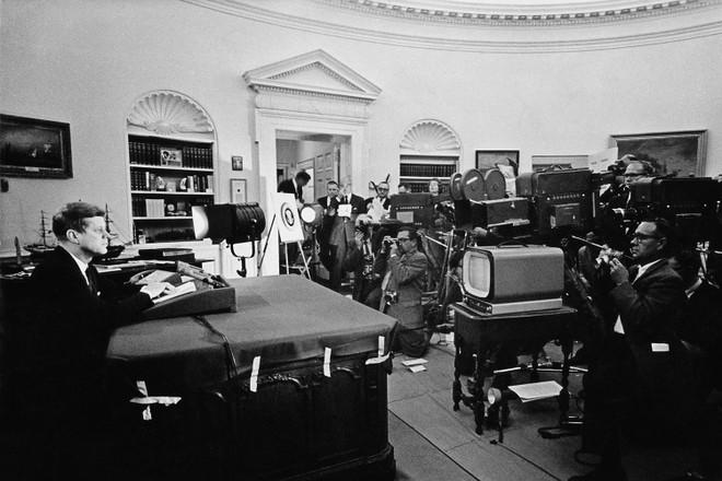 Tổng thống Mỹ John F. Kennedy, thông báo trên truyền hình về cuộc phong tỏa chiến lược đối với Cuba và cảnh báo Liên Xô về các lệnh trừng phạt liên quan đến tên lửa vào ngày 22-10-1962