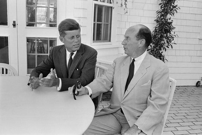 Thượng nghị sĩ John F. Kennedy (trái) gặp ứng cử viên đảng Dân chủ Adlai Stevenson tại hiên nhà của gia đình Kennedy vào năm 1960