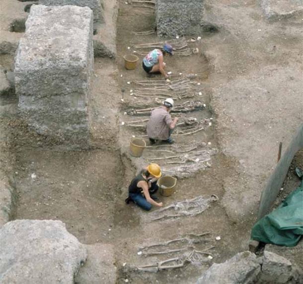 Các nhà khảo cổ đang khai quật một hố chôn tập thể dành cho bệnh nhân dịch hạch ở London - Anh - Ảnh: ANCIENT ORIGINS