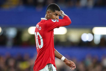 MU thoát hiểm trước Chelsea: Rashford sút quá tệ, fan MU có nhớ Ronaldo?