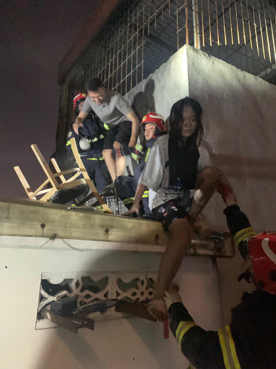 Xúc động giây phút cảnh sát cứu 11 người trong căn nhà cháy ở Hà Nội - 2