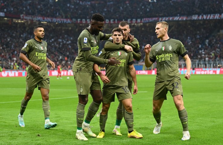 Milan nhẹ nhàng đánh bại Monza