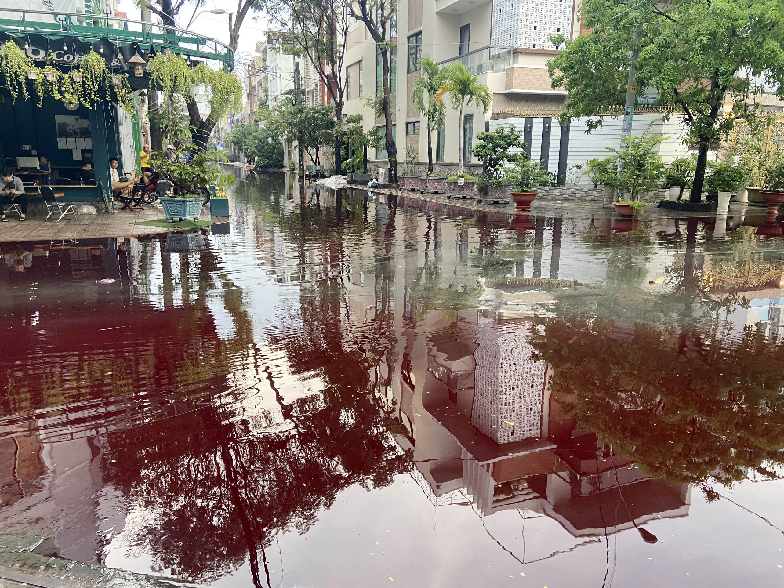 Chiều 23/10, cơn mưa lớn trút xuống địa bàn quận Bình Tân, Tân Phú khiến nhiều tuyến đường bị ngập. Sau mưa, tại khu vực đường Phan Anh giao với Tô Hiệu (quận Tân Phú) nước ngập kèm theo màu đỏ ngòm.