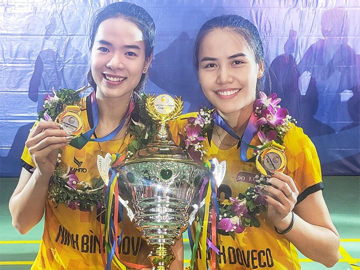 Thể thao - Dàn hot girl bóng chuyền Ninh Bình khoe cúp, người đẹp Kim Huệ nói về "mắt thần”