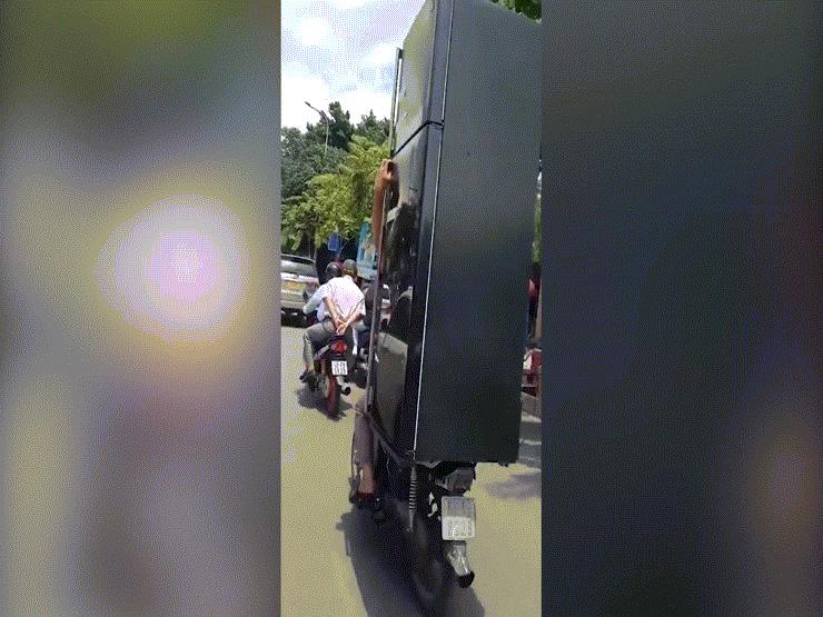 Xe máy - Xe đạp - Clip: Đây là phiên bản "Người vận chuyển" chỉ có ở Việt Nam