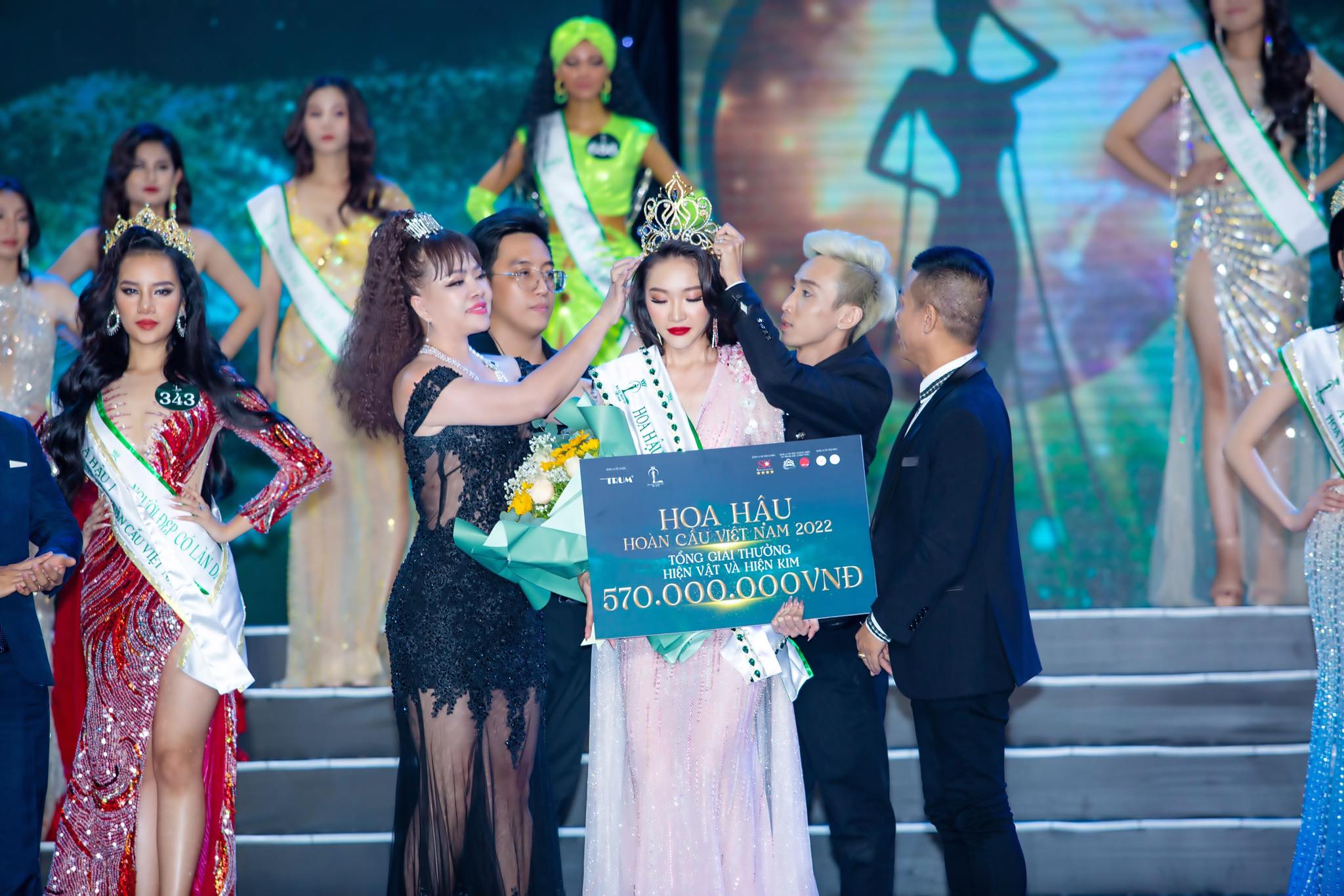 Chiếc vương miện dành cho hoa hậu Hoàn cầu Việt Nam 2022 được làm từ hàng trăm viên pha lê và ngọc trai quý hiếm.