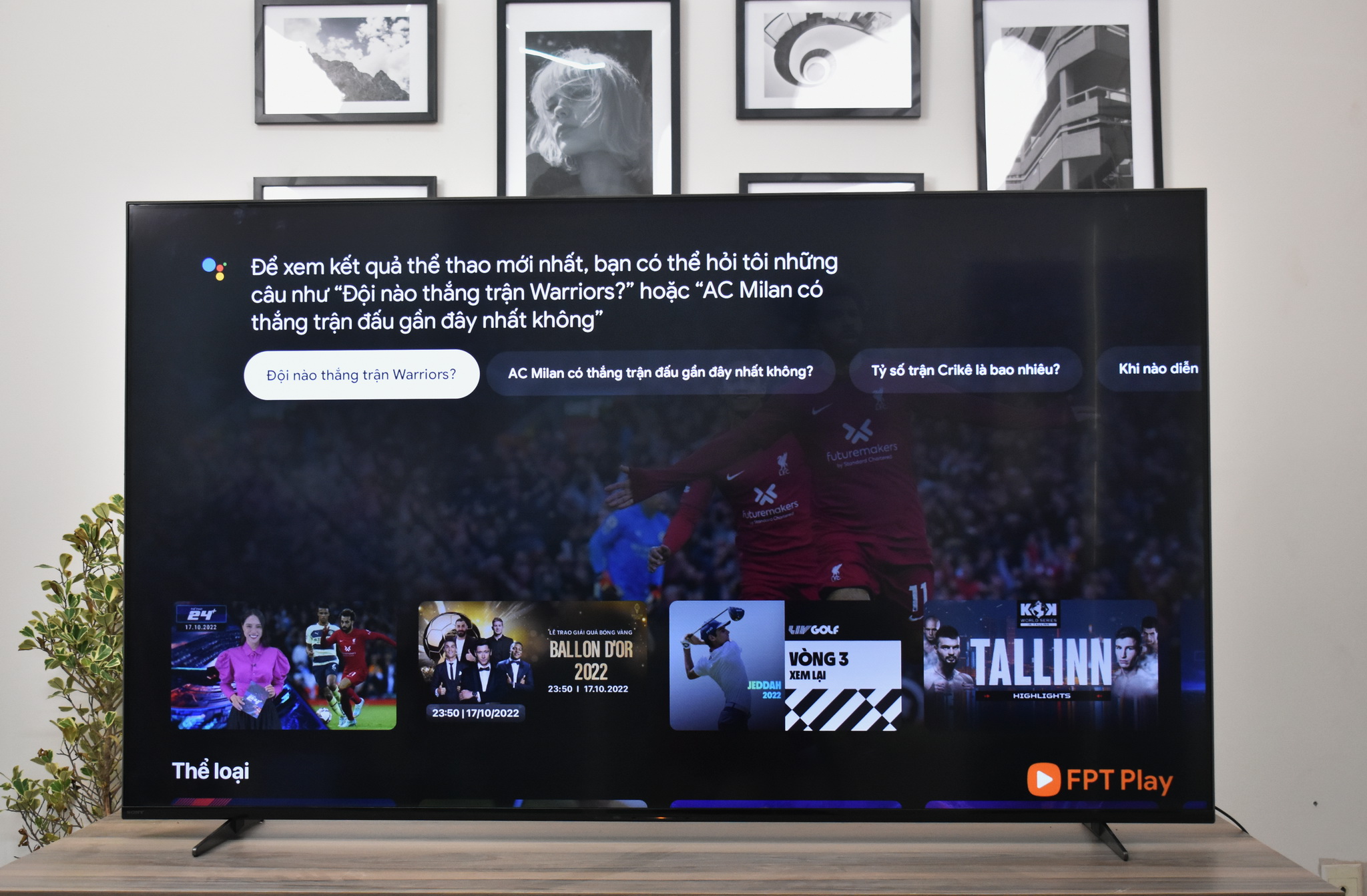 Tính năng điều khiển TV không cần remote giúp tìm kiếm nhanh thông tin về các trận đấu.