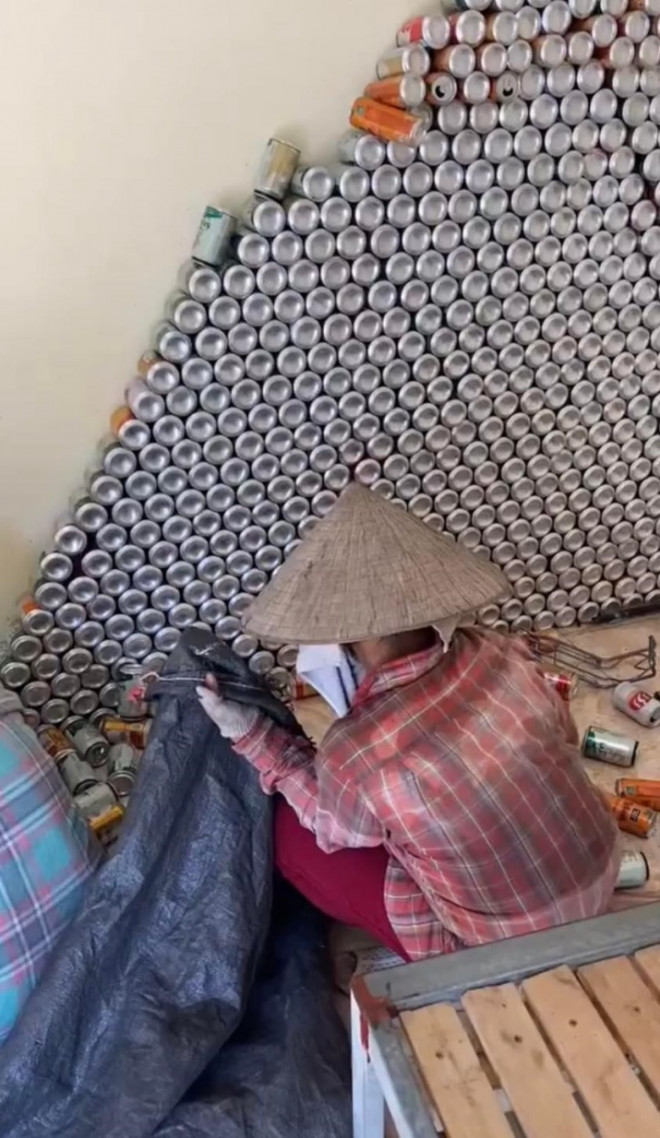 Bộ sưu tập vỏ lon bia chất cao như "kim tự tháp" của chàng trai khiến cộng đồng mạng hốt hoảng - 1