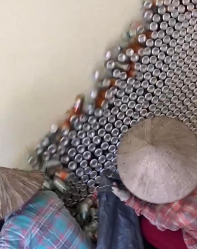 Bộ sưu tập vỏ lon bia chất cao như "kim tự tháp" của chàng trai khiến cộng đồng mạng hốt hoảng - 2