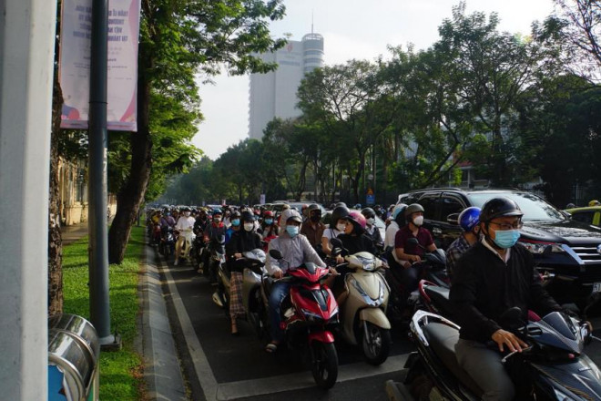Nhiều tuyến đường ở trung tâm TP bị ùn ứ.