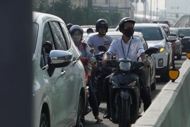 Người dân TP.HCM chật vật di chuyển trong ngày đầu tuần.