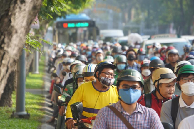 Người dân xếp hàng dài để qua điểm ùn ứ.