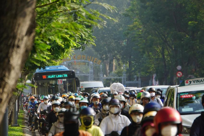 Đường Lê Duẩn hướng về khu vực Nhà thờ Đức Bà.