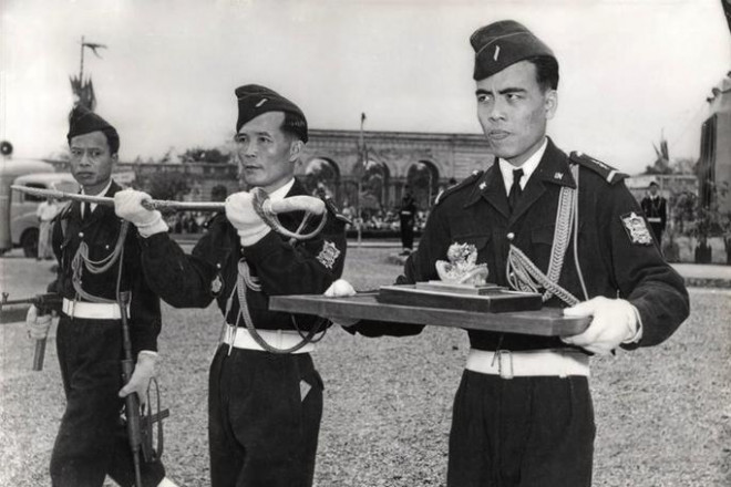 Lễ trao trả ấn kiếm cho cựu hoàng Bảo Đại ngày 8-3-1952. Ảnh: Paris Match