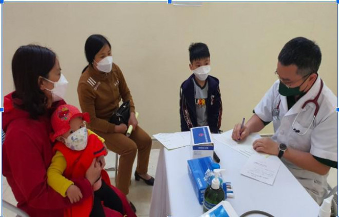 Thăm khám cho bệnh nhi mắc các bệnh lý về hô hấp Ảnh: Linh Nguyễn