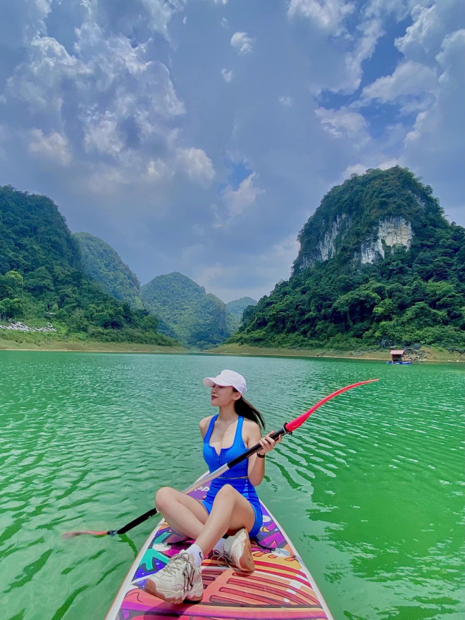 Bồng bềnh theo những con thuyền trên mặt nước, du khách có thể dạo chơi từ hồ này sang hồ khác để ngắm cảnh non xanh nước biếc