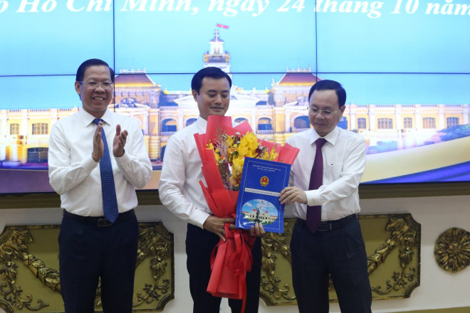 Chủ tịch UBND TP HCM Phan Văn Mãi và Phó Bí thư Thành ủy thành phố Nguyễn Văn Hiếu chúc mừng ông Bùi Xuân Cường