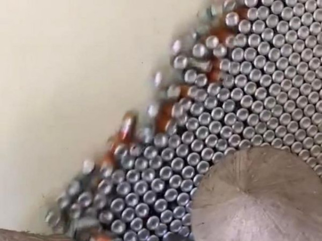 Phi thường - kỳ quặc - Bộ sưu tập vỏ lon bia chất cao như "kim tự tháp" của chàng trai khiến cộng đồng mạng hốt hoảng