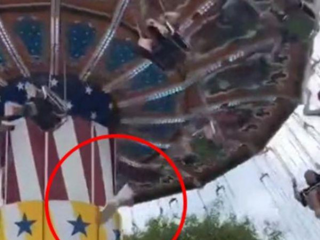 Phi thường - kỳ quặc - Đám đông hoảng hốt khi “một cái chân” bất ngờ văng ra từ vòng đu quay