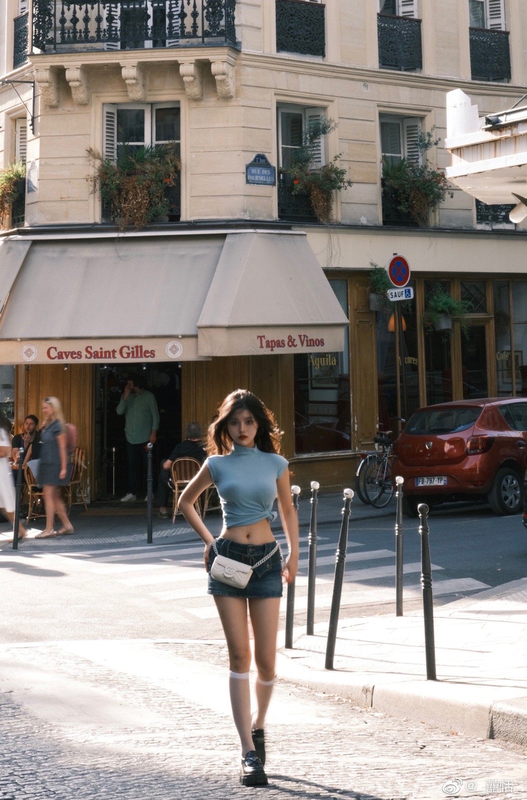 Fashionista sáng bừng trên phố Paris với đồ cạp trễ - 4