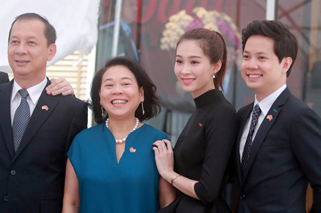 Tháng 10/2017, nàng hậu lên xe hoa với doanh nhân Trung Tín. Làm dâu hào môn, chuyện tình yêu của người đẹp Bạc Liêu&nbsp;được ví như cổ tích giữa Hoàng Tử và Lọ Lem ngoài đời thực.