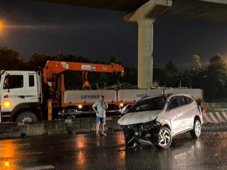 Tin tức trong ngày - Nữ tài xế điều khiển ô tô tông văng dải phân cách