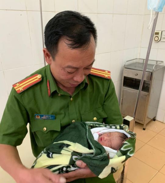 Trung tá Lò Văn Ức và cháu bé chào đời khỏe mạnh