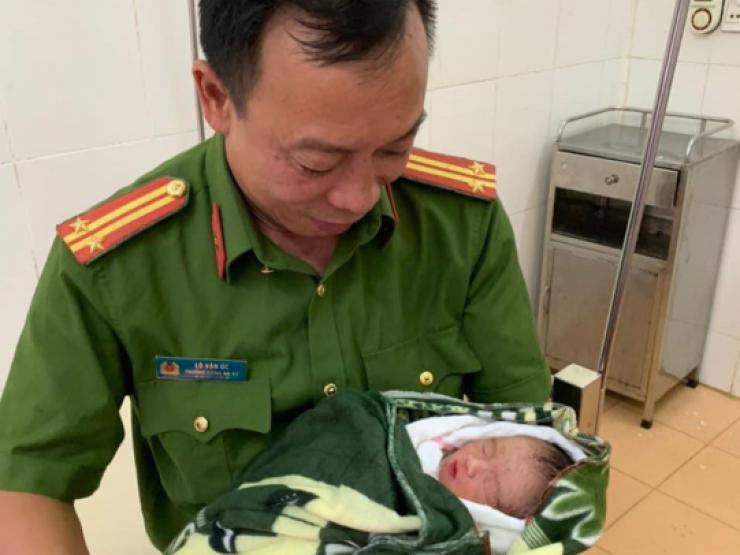 Tin tức trong ngày - Trưởng Công an xã làm “bà đỡ” cho thai phụ ngay trên đường