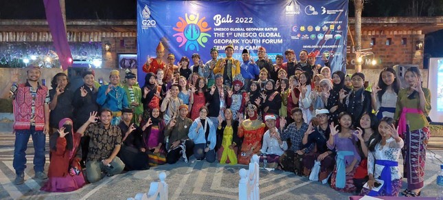 Thu Trang tham gia Seminar &amp; Camp tại Bali.