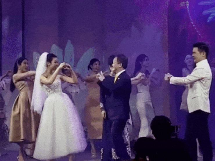 Clip Bầu Hiển nhảy trong đám cưới Đỗ Mỹ Linh hút 2 triệu lượt xem