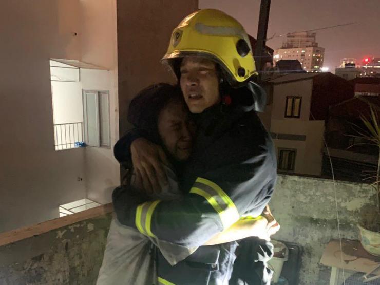 Xúc động giây phút cảnh sát cứu 11 người trong căn nhà cháy ở Hà Nội