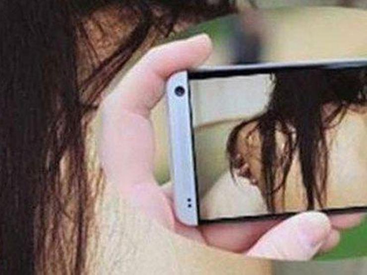 Pháp luật - Rơi điện thoại, cô gái lộ nhiều ảnh "nóng"
