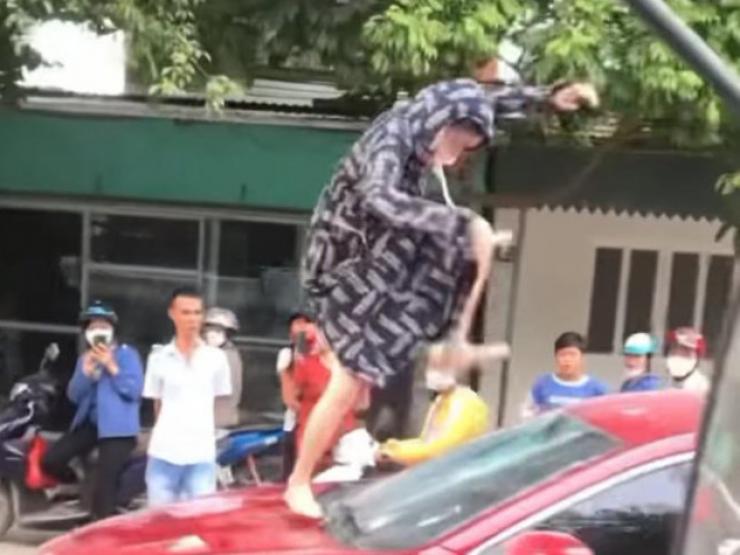 Pháp luật - Người phụ nữ "tung cước" đạp vỡ kính ô tô, cắn đứt tai cô gái nói gì về nguyên nhân?