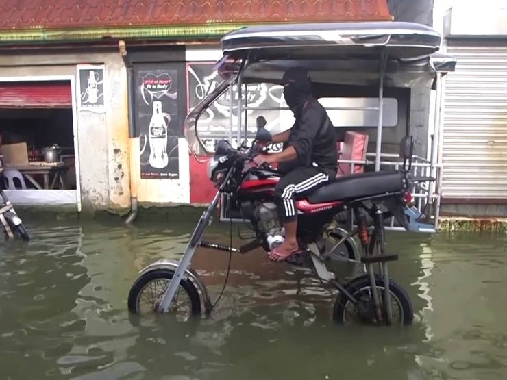 Độc đáo: Xe máy ”kéo dài chân” để thích nghi với đường lụt