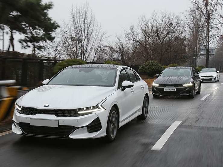 Giá xe KIA K5 niêm yết và lăn bánh tháng 10/2022