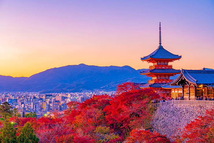 2. Chùa Kiyomizu được đặt theo tên dòng nước tinh khiết chảy ra từ thác Otowa gần đó.&nbsp;Ngôi chùa này được xây dựng cách đây hơn 1.200 năm, trong thời kỳ Heian.
