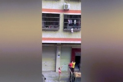 Phi thường - kỳ quặc - Hoảng sợ nhìn bé trai kẹt đầu vào song sắt, cả người lơ lửng ngoài “chuồng cọp” ban công