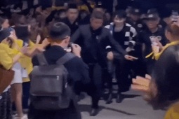 Giải trí - Jack được hàng trăm fan vây kín trong đêm nhạc tự tổ chức, gây tranh cãi vì điều này